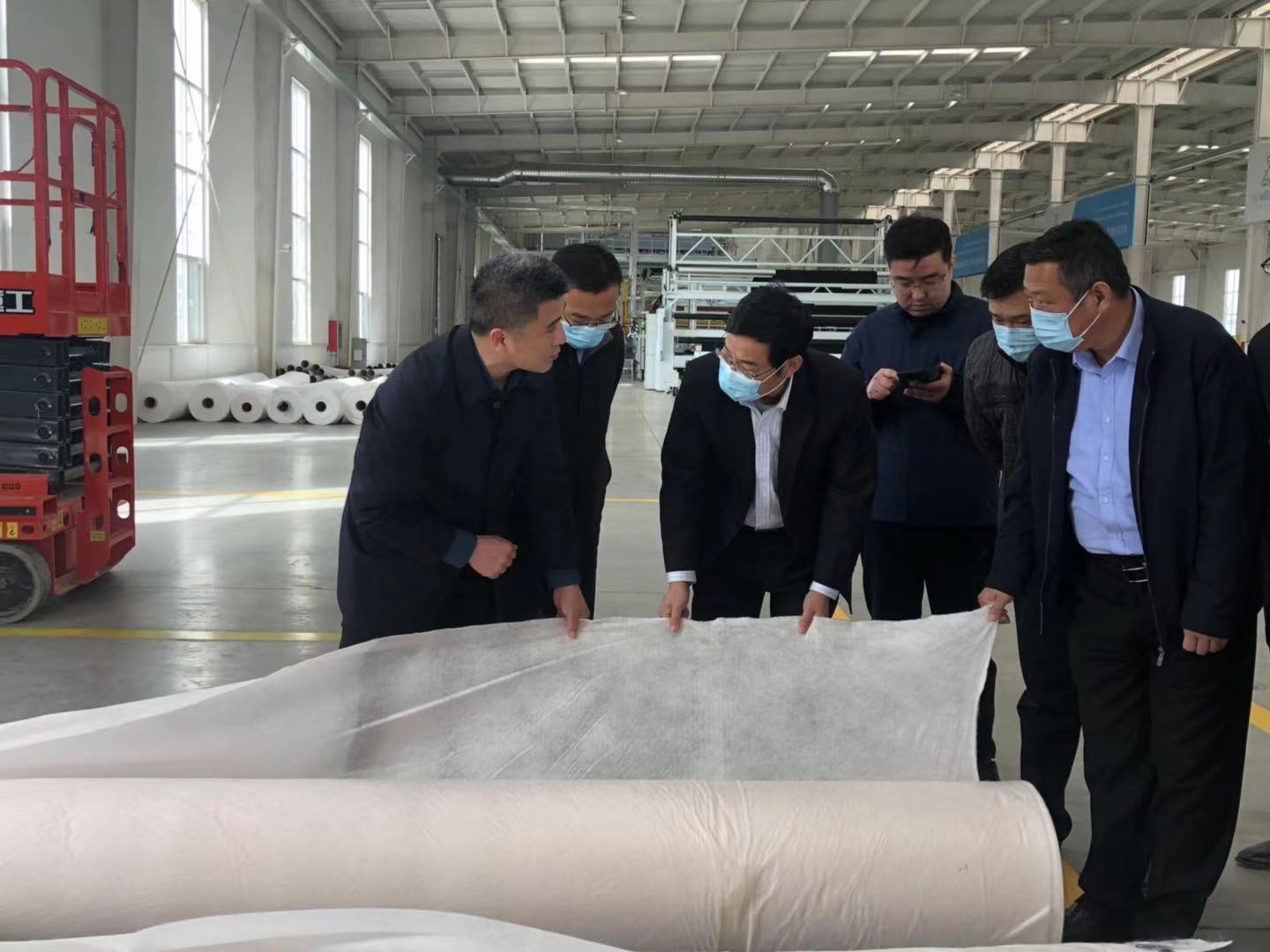 調(diào)研組來(lái)晶創(chuàng)土工新材料調(diào)研 運(yùn)河開(kāi)發(fā)區(qū)領(lǐng)導(dǎo)來(lái)晶創(chuàng)新材料考察調(diào)研