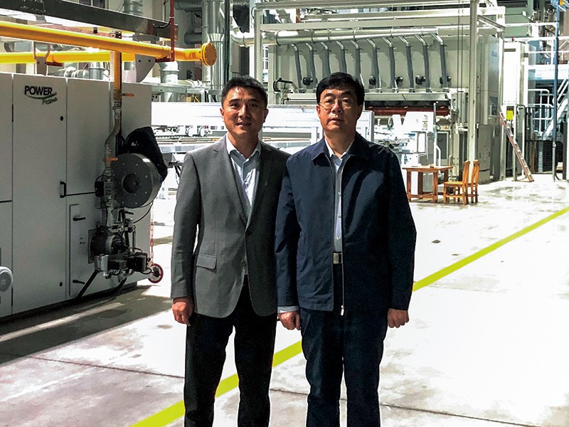陵城區委副書記、區長李希巖與晶創新材料董事長馮忠超在四車間